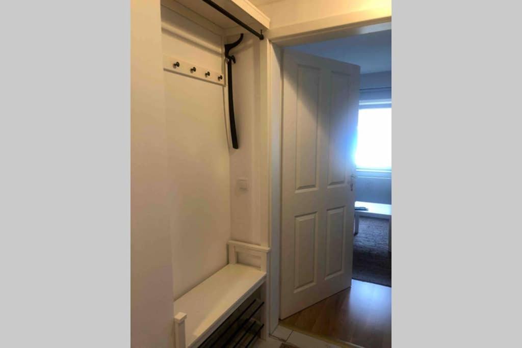 Gemuetliche Sanierte 1 Zimmer Wohnung Mit Privatem Parkplatz Im Zentrum Kiel Extérieur photo