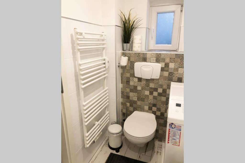 Gemuetliche Sanierte 1 Zimmer Wohnung Mit Privatem Parkplatz Im Zentrum Kiel Extérieur photo