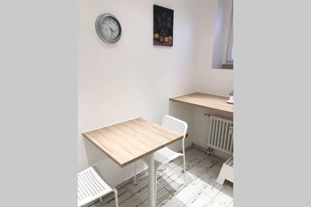 Gemuetliche Sanierte 1 Zimmer Wohnung Mit Privatem Parkplatz Im Zentrum Kiel Extérieur photo